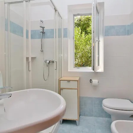 Piazzo Sleeps 6 Pool Apartment Vercana